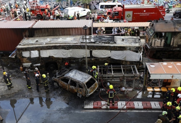 Der zerstörte Linienbus steht nach der Kollision mit einem Güterzug an einem Bahnübergang im Bangkoker Bezirk Huai Khwang auf der Asok-Din-Daeng Road. Foto: epa/Rungroj Yongrit