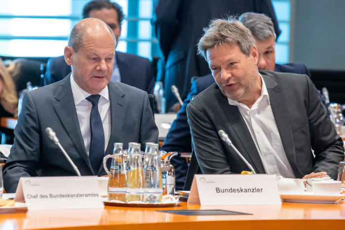 Kanzler Olaf Scholz (L) und der Minister für Wirtschaft und Klimaschutz Robert Habeck (R) in Berlin. Foto: epa/Andreas Gora