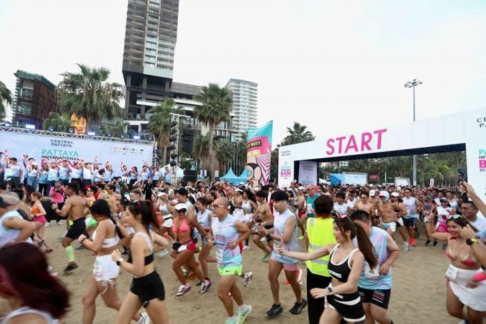Vor dem Einkaufszentrum Central Festival Pattaya Beach erfolgte am Samstag der Startschuss zu der beliebten Laufveranstaltung. Bilder: PR Pattaya