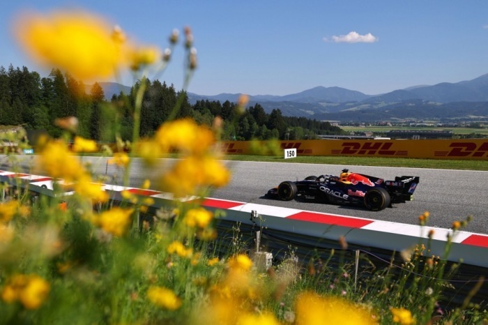 Max Verstappen fährt im ersten freien Training zum Großen Preis von Österreich auf dem Red Bull Ring in Spielberg. Foto: EPA/Anna Szilagyi