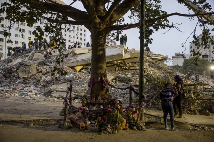Kuscheltiere und Spielzeug erinnern in Tanaguarena an die Kinder und weiteren Opfer der schweren Erdbeben in Venezuela. Foto: EPA/Miguel Gutierrez