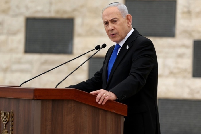 Israels Premier Benjamin Netanjahu spricht bei der Gedenkfeier zum Yom HaZikaron auf dem Herzlberg in Jerusalem. Foto: epa/Ilia Yefimovich / Pool