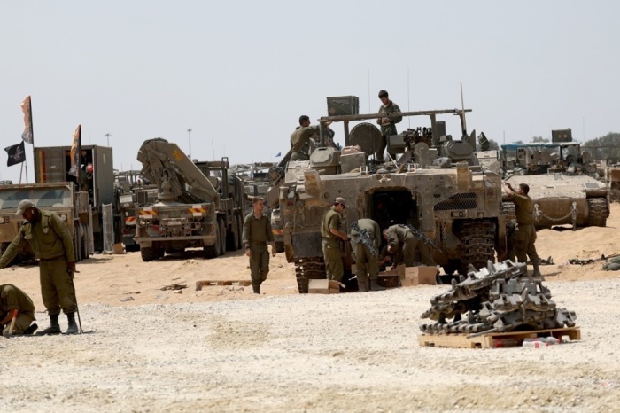 Israels Streitkräfte versammeln sich an der Grenze zwischen Israel und Gaza nahe der südpalästinensischen Stadt Rafah. Foto: epa/Atef Safadi