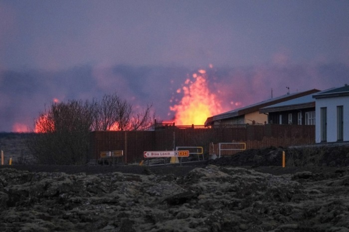 Explosionen von Lava und aufsteigender Rauch nach einem Vulkanausbruch in der Nähe der Stadt Grindavik auf der Halbinsel Reykjanes. Foto: epa/Anton Brink