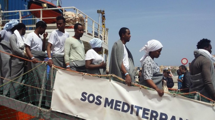  Migranten treffen auf Lampedusa ein. Foto: epa/Elio Desiderio