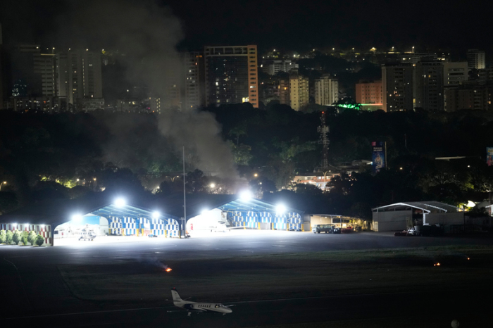 Rauch steigt am Flughafen La Carlota auf, nachdem Explosionen und tieffliegende Flugzeuge in Caracas, Venezuela, am Samstag, 3. Januar 2026, zu hören waren. Foto: Matias Delacroix/Ap/dpa
