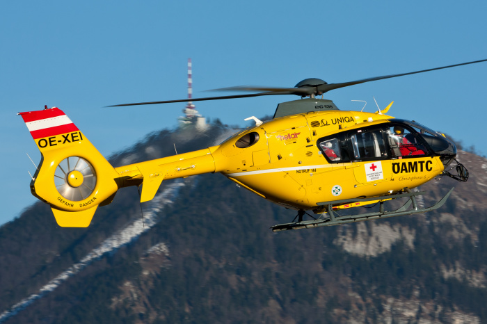 Österreichischer Rettungshubschrauber Eurocopter EC135 im Einsatz. Foto: AdobeStock/Photofex