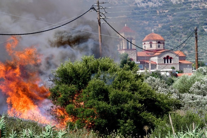 Βüsche und Bäume brennen bei einem Waldbrand im Dorf Metochi in der Nähe von Epidaurus. Foto: epa/Bougiotis Evangelos