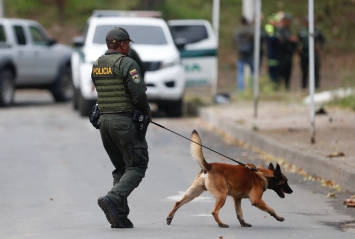 Polizist mit Hund in Kolumbien. Foto: epa/Ernesto Guzman