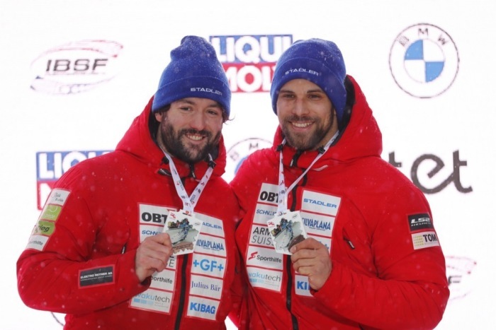 Michael Vogt (L) und Sandro Michel aus der Schweiz posieren mit ihren Medaillen während der Siegerehrung des Zweierbob-Wettbewerbs beim IBSF Bob-Weltcup. Foto: epa/Toms Kalnins
