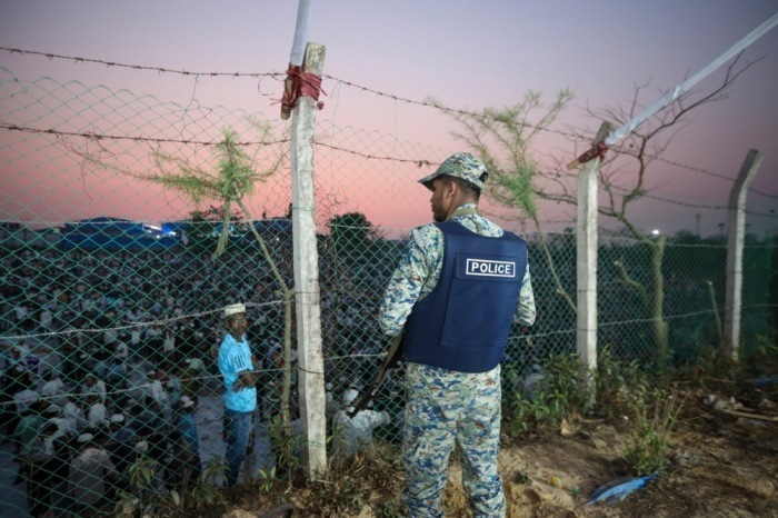Sicherheitskräfte stehen Wache, während Tausende von Rohingya-Flüchtlingen am „Ramadan Solidarity Iftar“ teilnehmen. Foto: epa/Monirul Alam