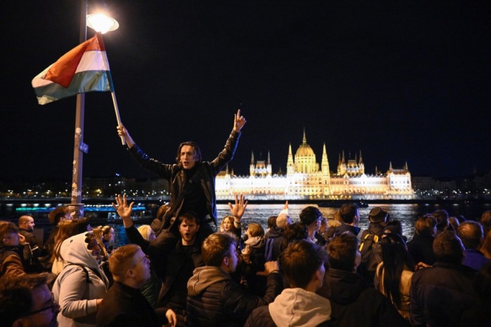 Anhänger einer Oppositionspartei feiern nach dem Wahlsieg bei der Parlamentswahl in Budapest. Foto: epa/Robert Hegedus