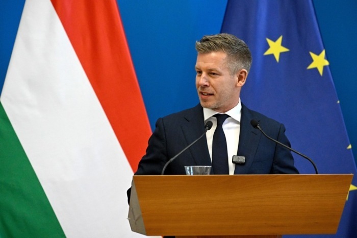 Péter Magyar spricht nach einem Treffen mit dem irischen Premierminister Micheál Martin bei einer Pressekonferenz in Budapest. Foto: epa/Robert Hegedus