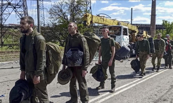 Ukrainische Kämpfer verlassen das Azovstal-Werk in Mariupol. Foto: epa/Russisches Verteidigungsministerium Presse S