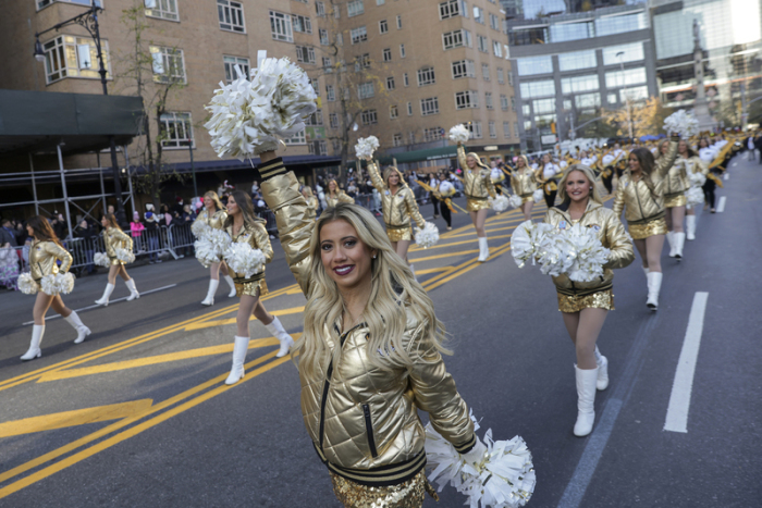 Cheerleader der Marschkapelle der Universität von Missouri gehen während der Macy's Thanksgiving Day Parade am Central Park South entlang. Foto: Jeenah Moon/Ap/dpa
