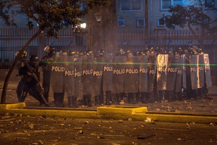 Demonstranten protestieren in Lima gegen die neue Regierung von Präsident José Jeri und fordern Maßnahmen gegen Korruption und Wirtschaftskrise. Foto: epa/John Reyes Mejia