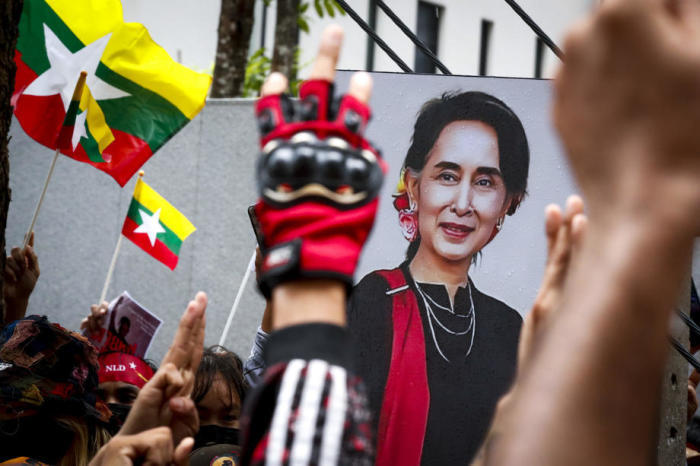 Bürger und Unterstützer Myanmars halten myanmarische Nationalflaggen und ein großes Bild der myanmarischen Demokratie-Ikone Aung San Suu Kyi. Foto: epa/Diego Azubel