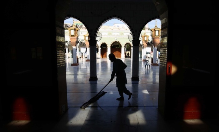Vor dem heiligen Monat Ramadan reinigt ein Mann eine Moschee. Foto: epa/Shahzaib Akber