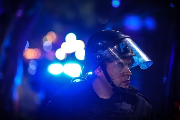 Polizisten sichern Bereich in Argentinien und stehen im Einsatz bereit, um die öffentliche Ordnung zu gewährleisten. Foto: epa/Juan Ignacio Roncoroni