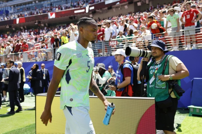 Manuel Akanji verlässt nach dem WM-Gruppenspiel gegen Katar den Platz. Foto: epa/Peter Klaunzer