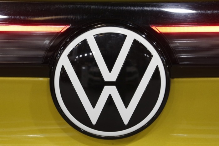 Das Logo von Volkswagen auf einem Fahrzeug, das während der Internationalen Automobilausstellung Auto 2021 in Riga gezeigt wird. Foto: epa/Toms Kalnins