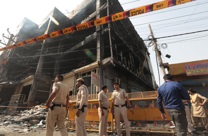 Mindestens 27 Tote bei Brand eines Geschäftsgebäudes außerhalb Delhis. Foto: epa/Rajat Gupta