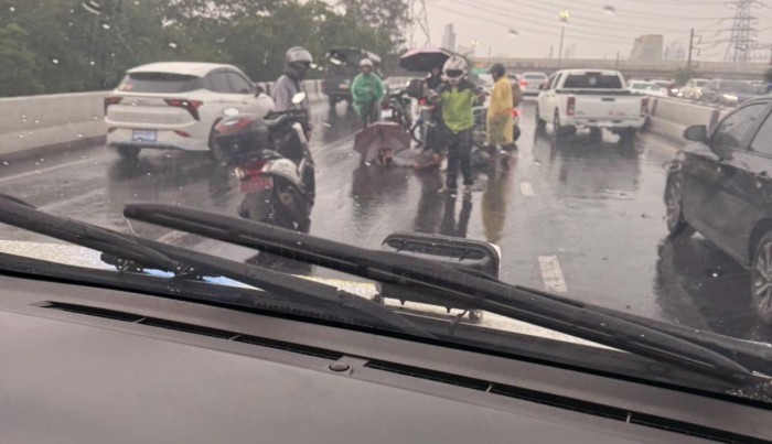 Ein Motorradfahrer wurde auf einer Hochstraße in Bangkok während eines Gewitters von einem Blitz getroffen und schwer verletzt. Bild: Firerescue Thailand