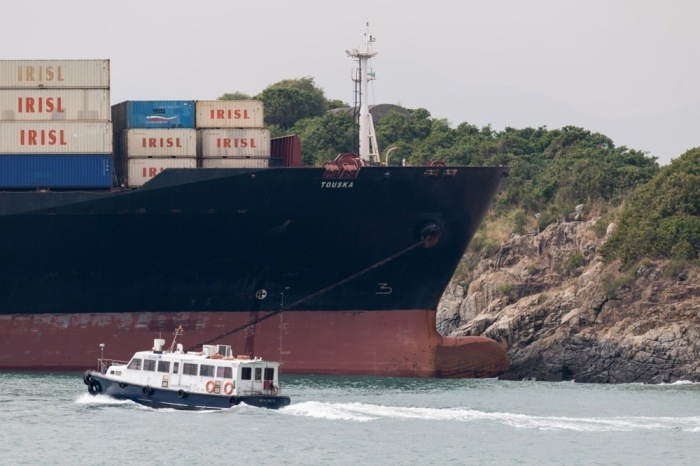 Das Containerschiff „Touska“. Foto: epa/Jerome Favre