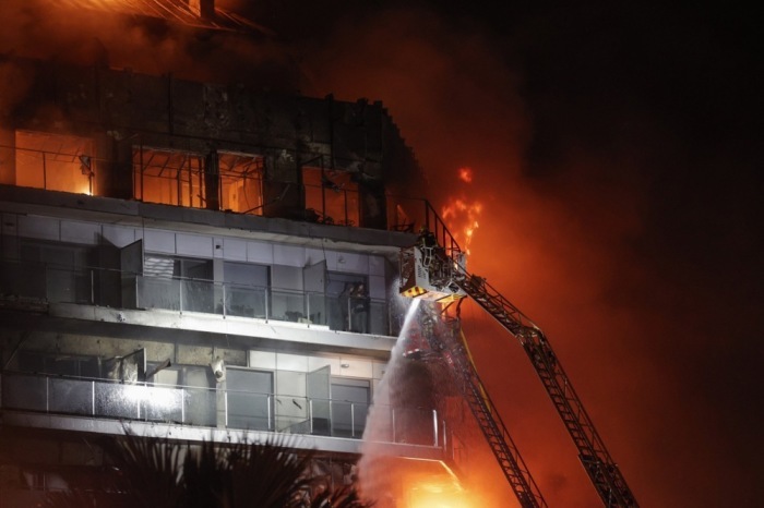 Bei einem Großfeuer in einem 14-stöckigen Wohngebäude in Valencia wurden mindestens sieben Menschen verletzt. Foto: epa/Manuel Bruque