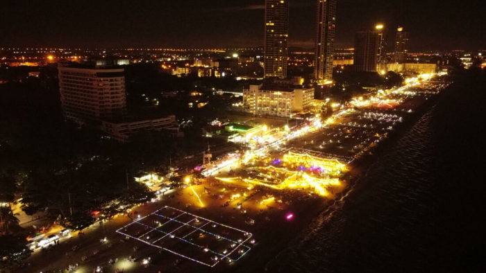 Die Luftaufnahme der thailändischen Zeitung Daily News verdeutlicht das Ausmaß der kommerziellen Besetzung öffentlichen Raumes am Na-Jomtien Beach. Foto: Daily News