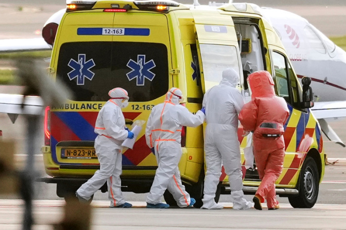 Patient mit Verdacht auf Hantavirus wird nach Evakuierung vom Kreuzfahrtschiff „Hondius“ in Amsterdam medizinisch betreut rasch. Foto: AP/Peter Dejong