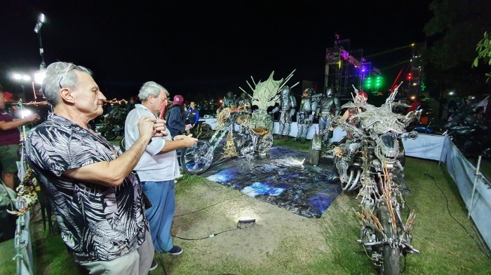 Neben vielen abgefahrenen Bikes begeistert die Burapa Bike Week dieses Jahr mit vielen Attraktionen, darunter Motorradrennen sowie Cowboy- und Indianershows mit Pferden. Fotos: Jahner