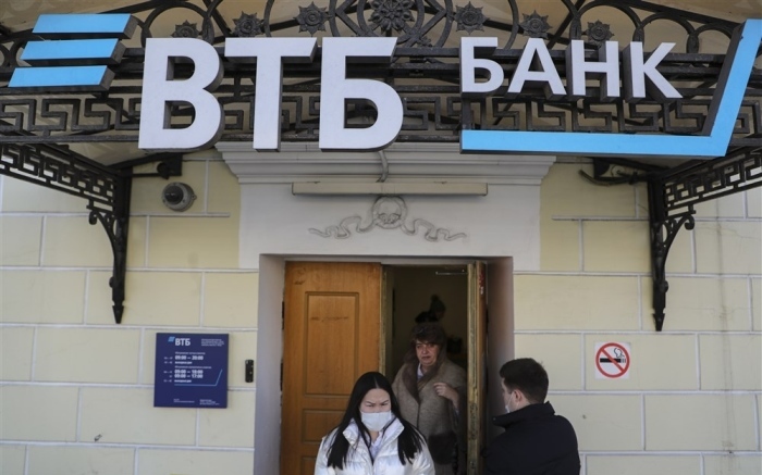 Logo der russischen VTB-Bank auf dem Hauptsitz in Moskau. Foto: epa/Maxim Shipenkov