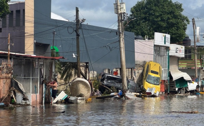 Überflutete Straße mit Trümmern nach heftigen Regenfällen in Poza Rica. Dutzende Menschen kamen ums Leben, mehrere werden noch vermisst. Foto: epa/Miguel Victoria
