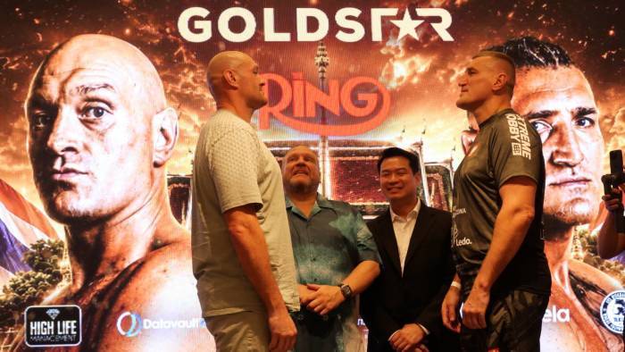 Tyson Fury (l.) und Mariusz Wach liefern sich beim Staredown vor dem Benefizkampf den ersten Blickkontakt. Bild: TMN.TV