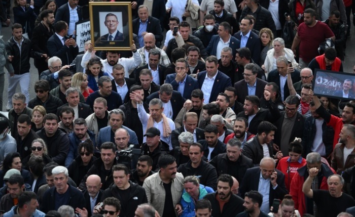 Der abgesetzte Oppositionsführer der Türkei verlässt nach einer Räumung durch die Polizei das CHP-Hauptquartier in Ankara. Foto: epa/Necati Savas