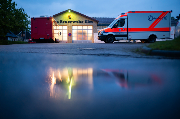Fahrzeuge von Feuerwehr und Rettungsdienst stehen am frühen Morgen auf dem Gelände der Freiwilligen Feuerwehr Elm. Foto: Jonas Walzberg/dpa