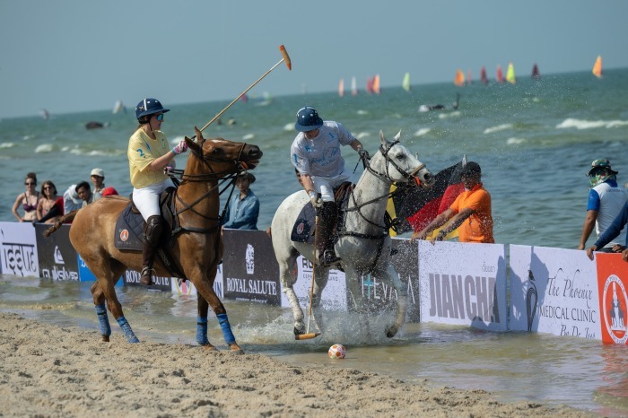 Beach-Polo-Spiel vor maritimer Kulisse beim Princess Pa’s Cup 2026 in Hua Hin, bei dem Sport und gesellschaftliches Engagement im Mittelpunkt stehen. Bild: B.Grimm