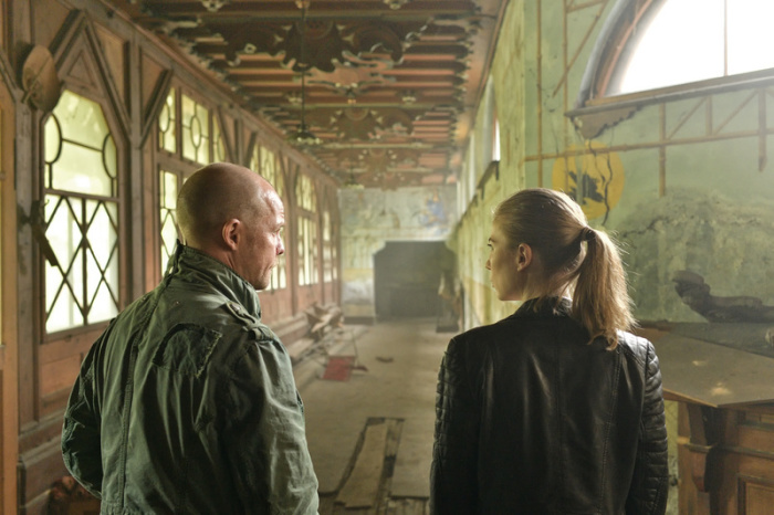 Die Kommissare Hannah Zeiler (Nora Waldstätten) und Micha Oberländer (Matthias Koeberlin) sind auf Spurensuche in der alten Villa in einer Szene des Krimi 