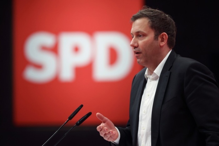 Lars Klingbeil, Co-Vorsitzender der SPD, spricht während des SPD-Parteitags in Berlin. Foto: epa/Clemens Bilan