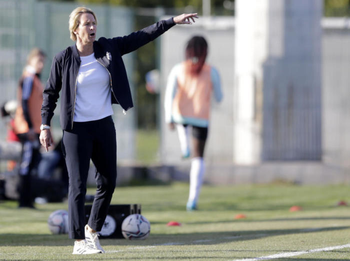 Die deutsche Trainerin Martina Voss-Tecklenburg reagiert während des Qualifikationsspiels zur FIFA Frauenfußball-Weltmeisterschaft. Foto: epa/Andrej Cukic