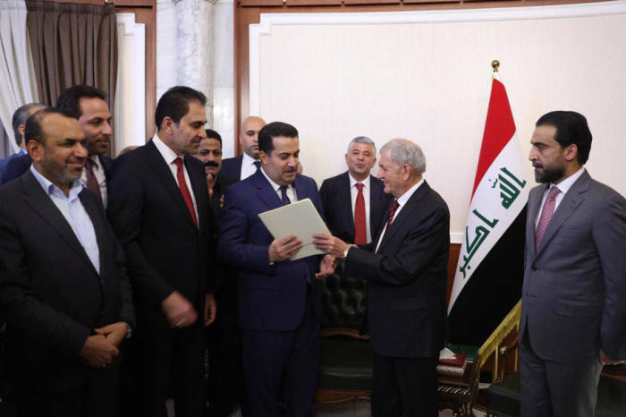 Die Medienabteilung des irakischen Parlaments zeigt den neuen irakischen Präsidenten Abdul Latif Rashid (2-R) bei der Übergabe des Briefes. Foto: epa/Irakisches Parlament MedienbÜro