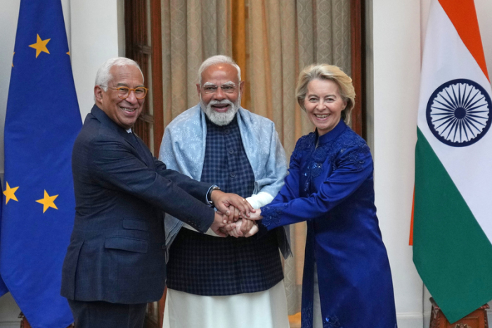 Indiens Ministerpräsident Narendra Modi begrüßt den Präsidenten des Europäischen Rates Antonio Costa und EU-Kommissionspräsidentin Ursula von der Leyen vor dem EU-Indien-Gipfel in Neu-Delhi. Foto: AP/Manish Swarup/dpa