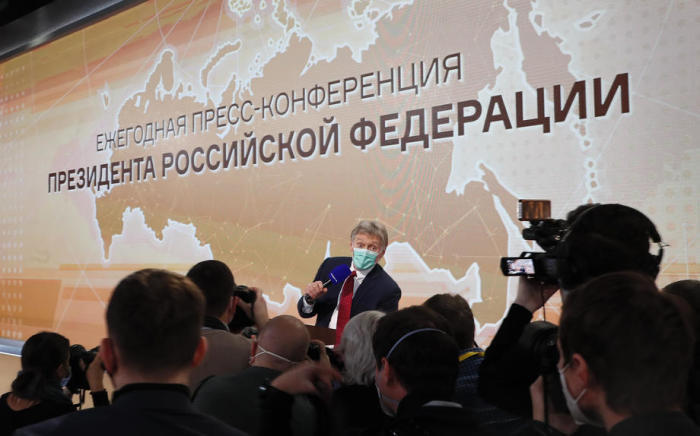 Kreml-Sprecher Dmitri Peskow spricht auf der Jahrespressekonferenz. Foto: epa/Maxim Shipenkov