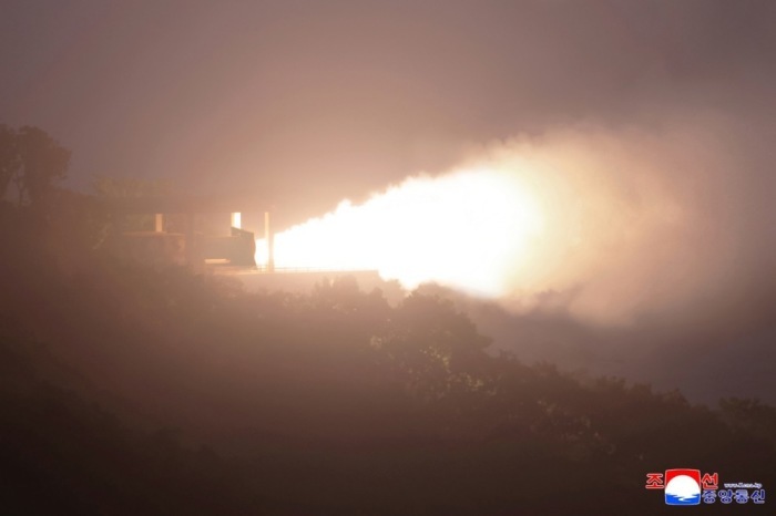 Nordkorea testet einen Hochleistungs-Feststoffraketenmotor aus Carbonfaser-Verbundmaterial. Foto: epa/Kcna
