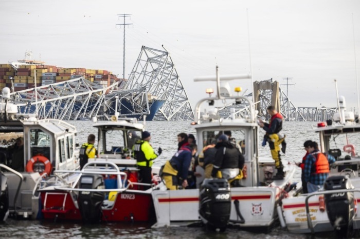 Einsatzkräfte versammeln sich am Ufer des Patapsco River in Baltimore. Foto: epa/Jim Lo Scalzo
