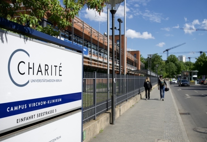 Ein Schild der Berliner Charité am Klinikgelände. Die WHO hat wegen Ebola-Ausbrüchen in Afrika eine internationale Notlage erklärt. Foto: dpa/Soeren Stache