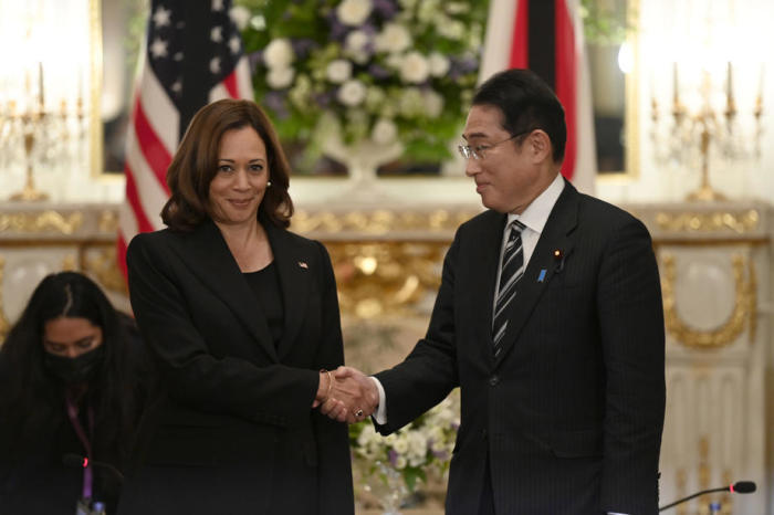 US-Vizepräsidentin Kamala Harris (L) und der japanische Premierminister Fumio Kishida (R) schütteln sich vor dem bilateralen Treffen zwischen Japan und den USA im Akasaka Palace State Guest House in Tokio die Hände. Foto: epa/David Mareuil