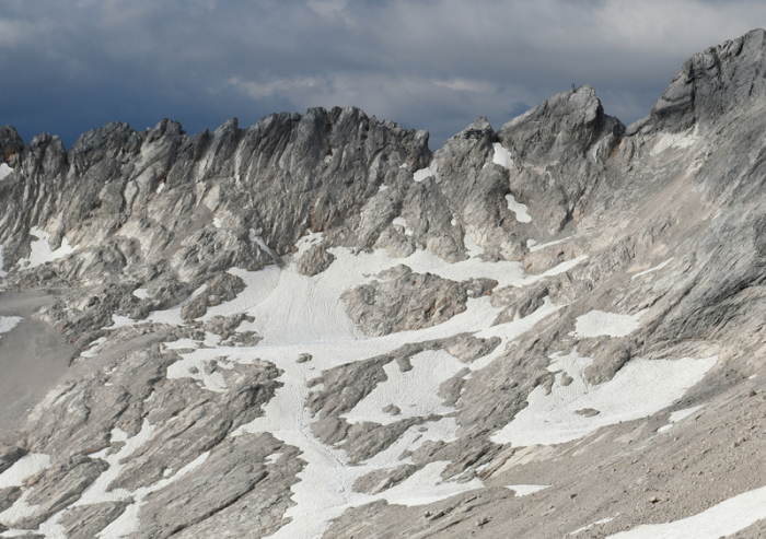 Schnee liegt auf dem Gletscherrest des Südlichen Schneeferners auf dem Zugspitzplatt. Nach dem heißen Sommer verliert der Südliche Schneeferner nun seinen Status als Gletscher. Foto: Angelika Warmuth/dpa