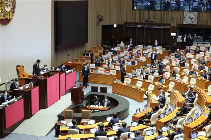 Abgeordnete der Opposition verabschieden während einer Plenarsitzung der Nationalversammlung in Seoul einen Antrag auf Amtsenthebung von Innen- und Sicherheitsminister Lee Sang-min. Foto: epa/Yonhap